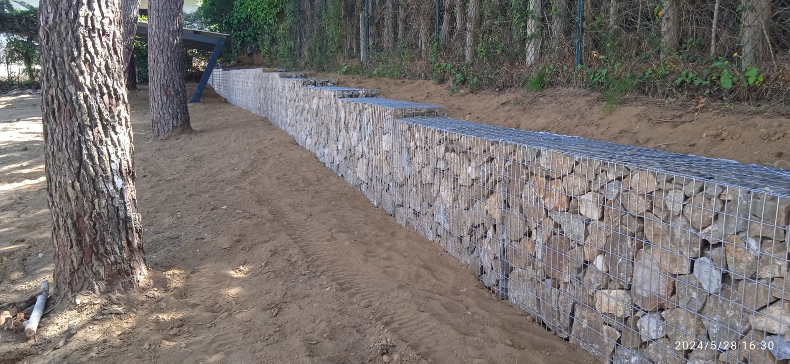 Muro de gaviones junto a camino forestal