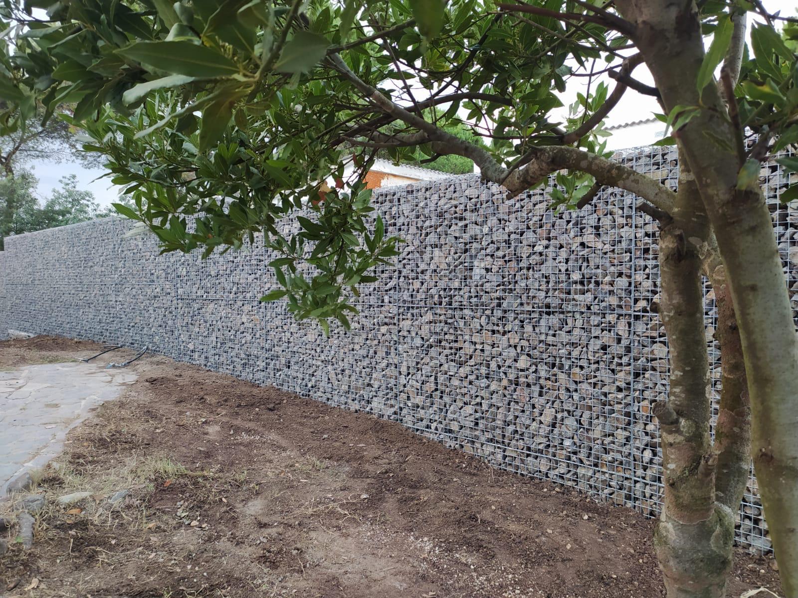 Muro de gaviones en jardín con vegetación