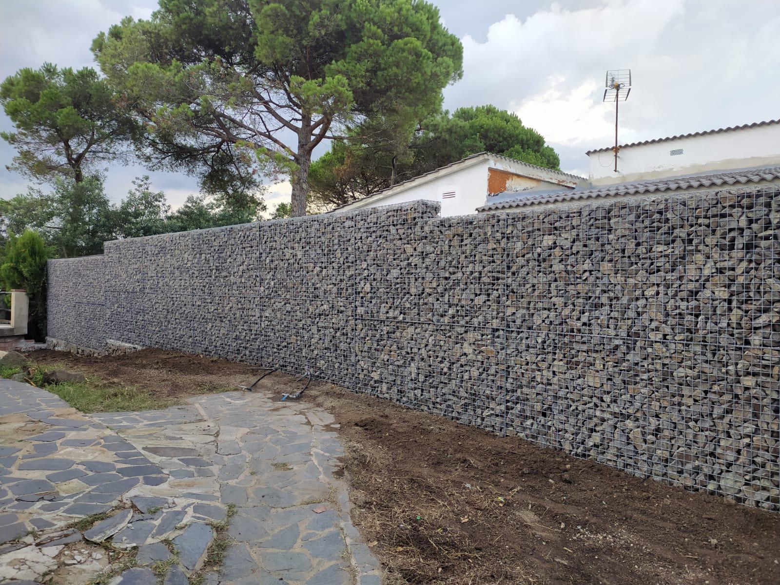 Muro alto de gaviones con camino de piedra - Costa Brava
